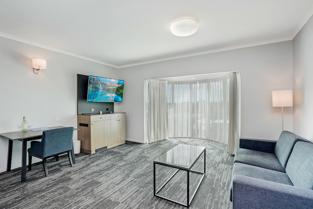 Suite, 1 King Bed - Photo 4