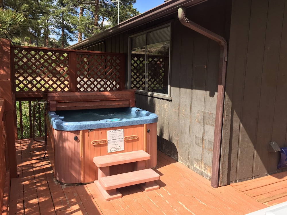 Zimmer Frei #24 (River Cabin w/ Private Hot Tub, Fireplace)