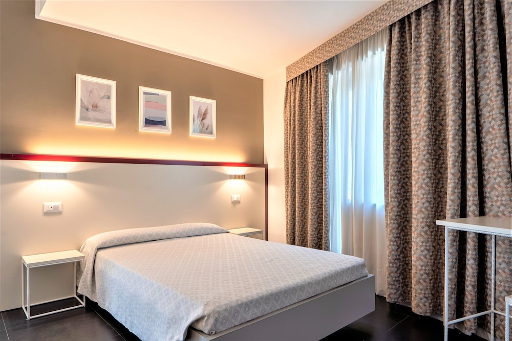 Classic Double or Twin Room, Ensuite - Photo 7