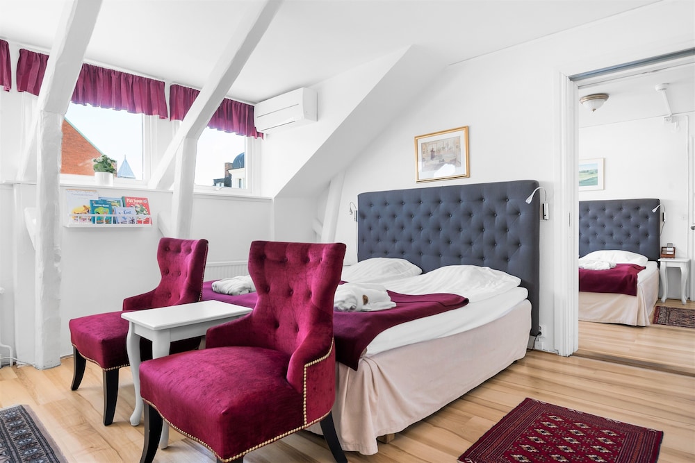 Family Room, 2 Bedrooms, Connecting Rooms, City View
