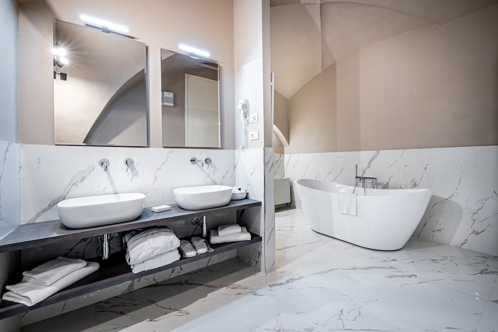 Deluxe Suite (Jacuzzi) - Photo 9