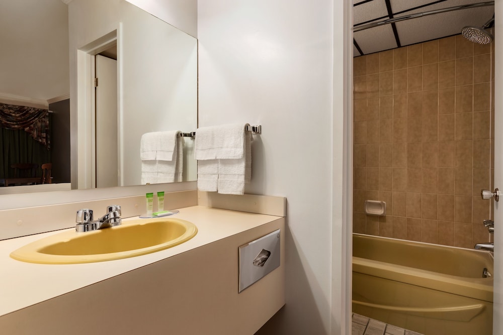 1 Double Bed, Adapted Room, Ground Floor, Non-Smoking - Photo 2