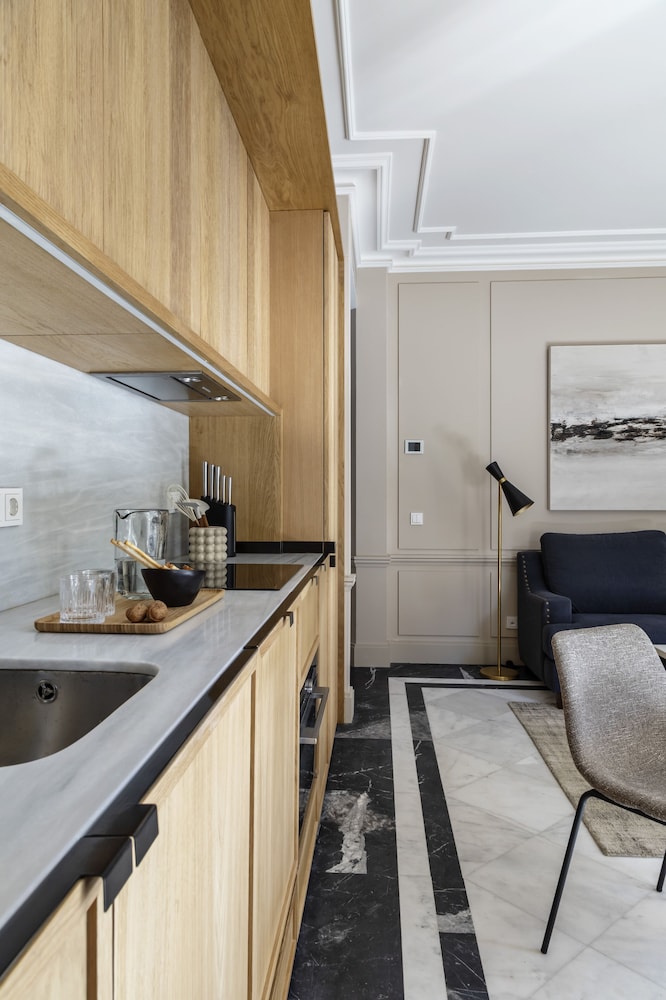Luxury Apartment, 1 King Bed, Corner photo 3