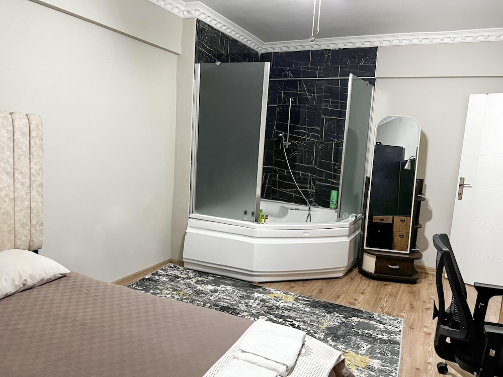 Business Apartment, 1 King Bed, Jetted Tub, Garden View photo 3