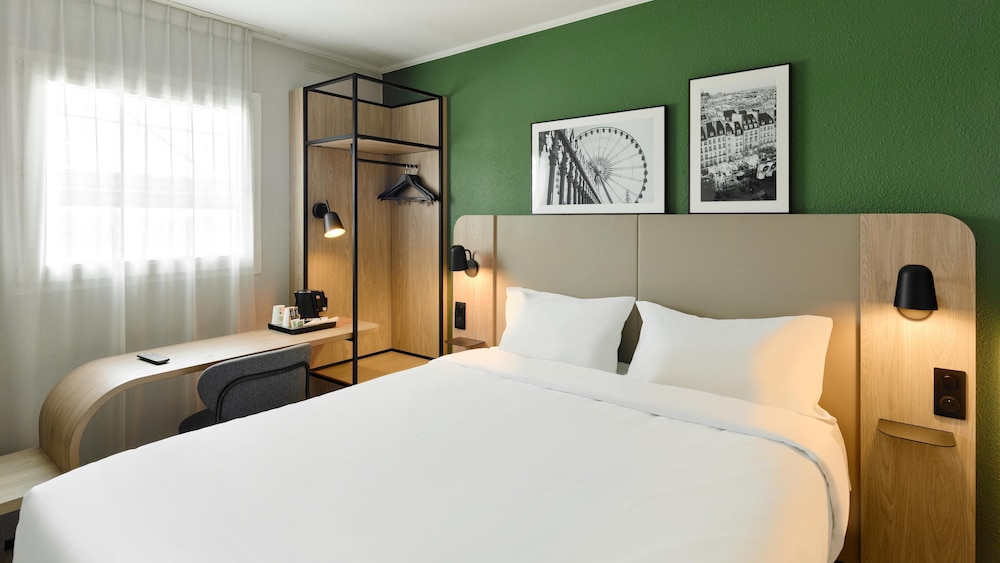 Standard Room, 1 Queen Bed - Photo 2