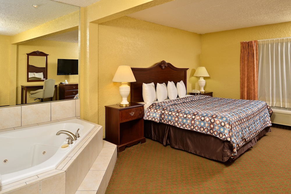 Room, 1 King Bed, Non Smoking, Jetted Tub - Photo 4