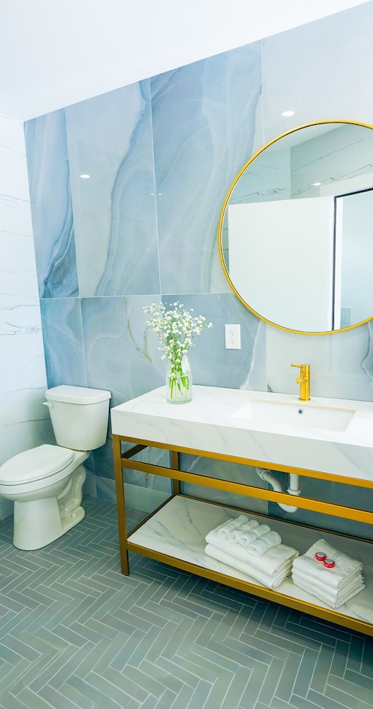 Honeymoon Suite w Spa tub & Cabana photo 3