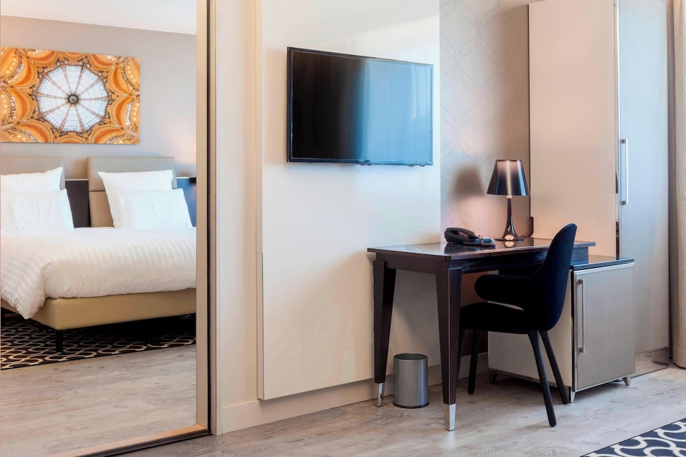 Suite, king size bed, city view photo 2