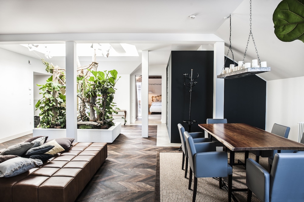 Suite - Photo 1