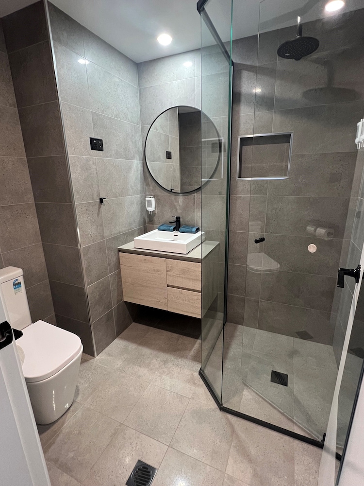 Deluxe Room, 1 King Bed, Ground Floor photo 3