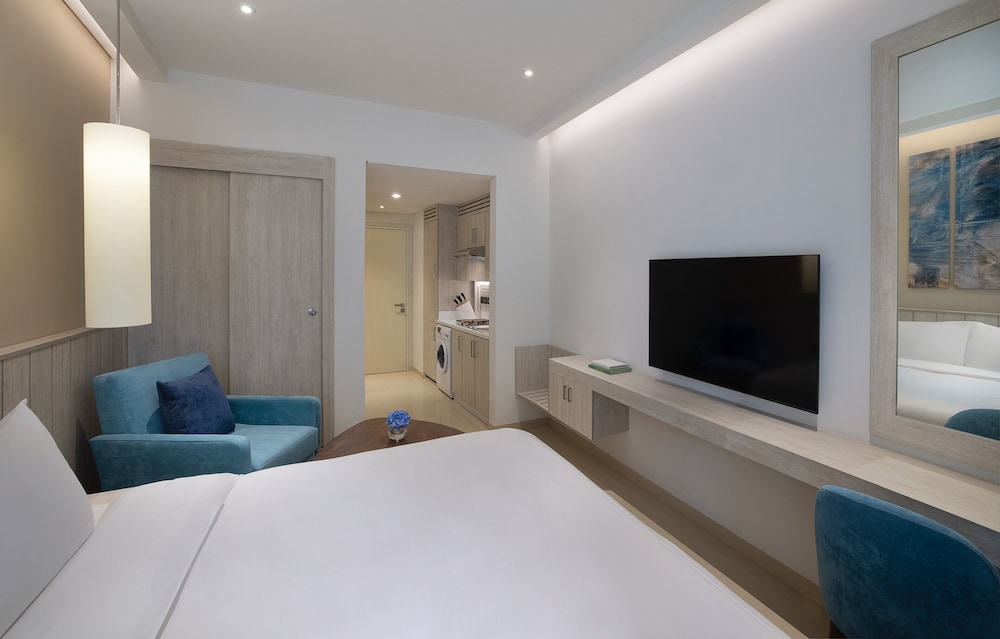 Studio with Balcony, Beach & Rooftop Infinity Pool Access, Shuttle to Mall Of Emirates photo 2