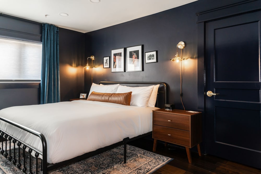 Design Room, 1 King Bed