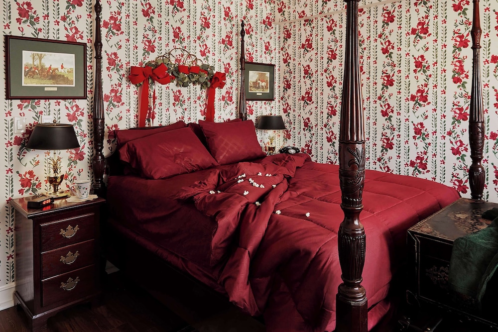 Room, 1 Queen Bed (Home Alone Room) - Photo 4