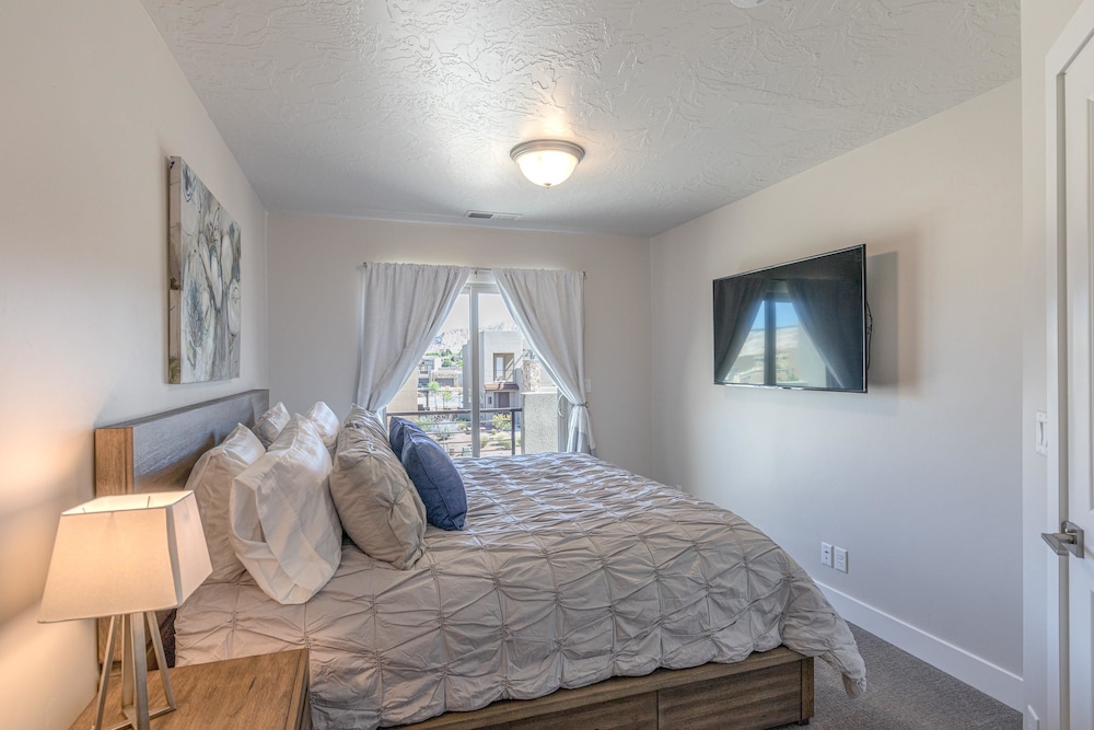 Townhome, Multiple Beds (Stargazer – Luxury Condo, Rooftop Vie) photo 1