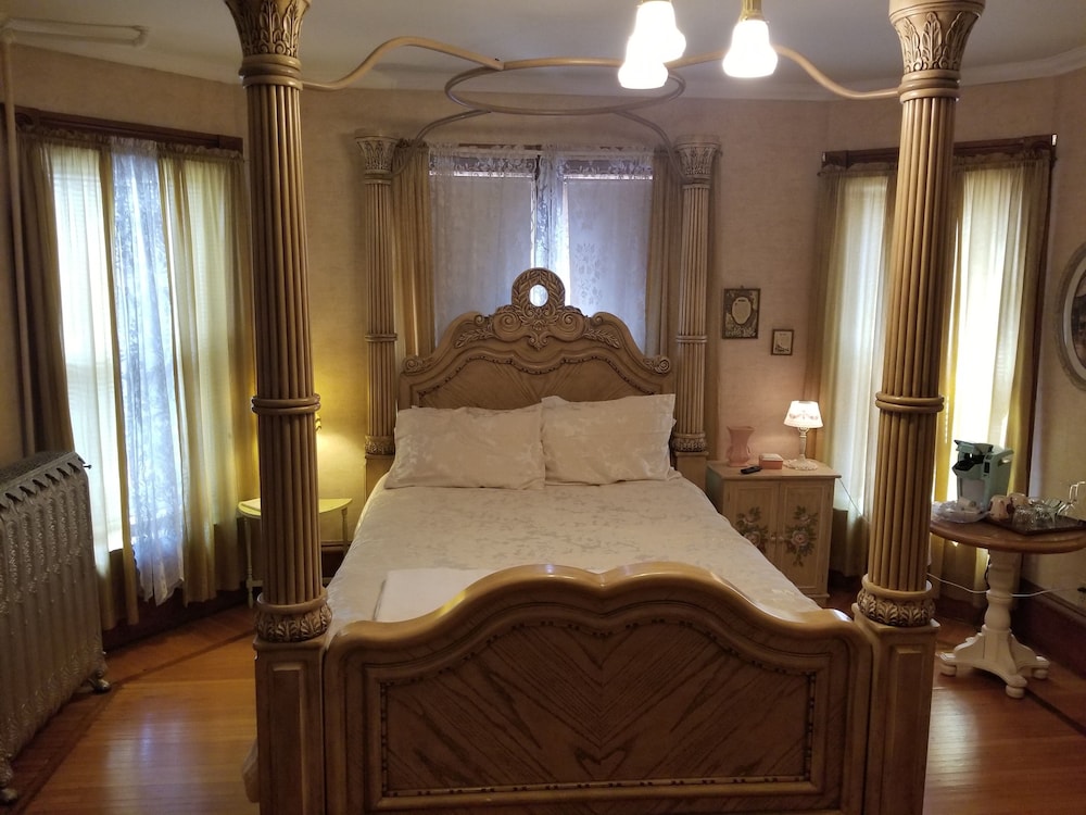 White Suite, 1 Queen Bed, private Bathroom, Courtyard View