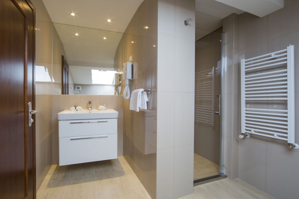 Quadruple Room thumbnail 5