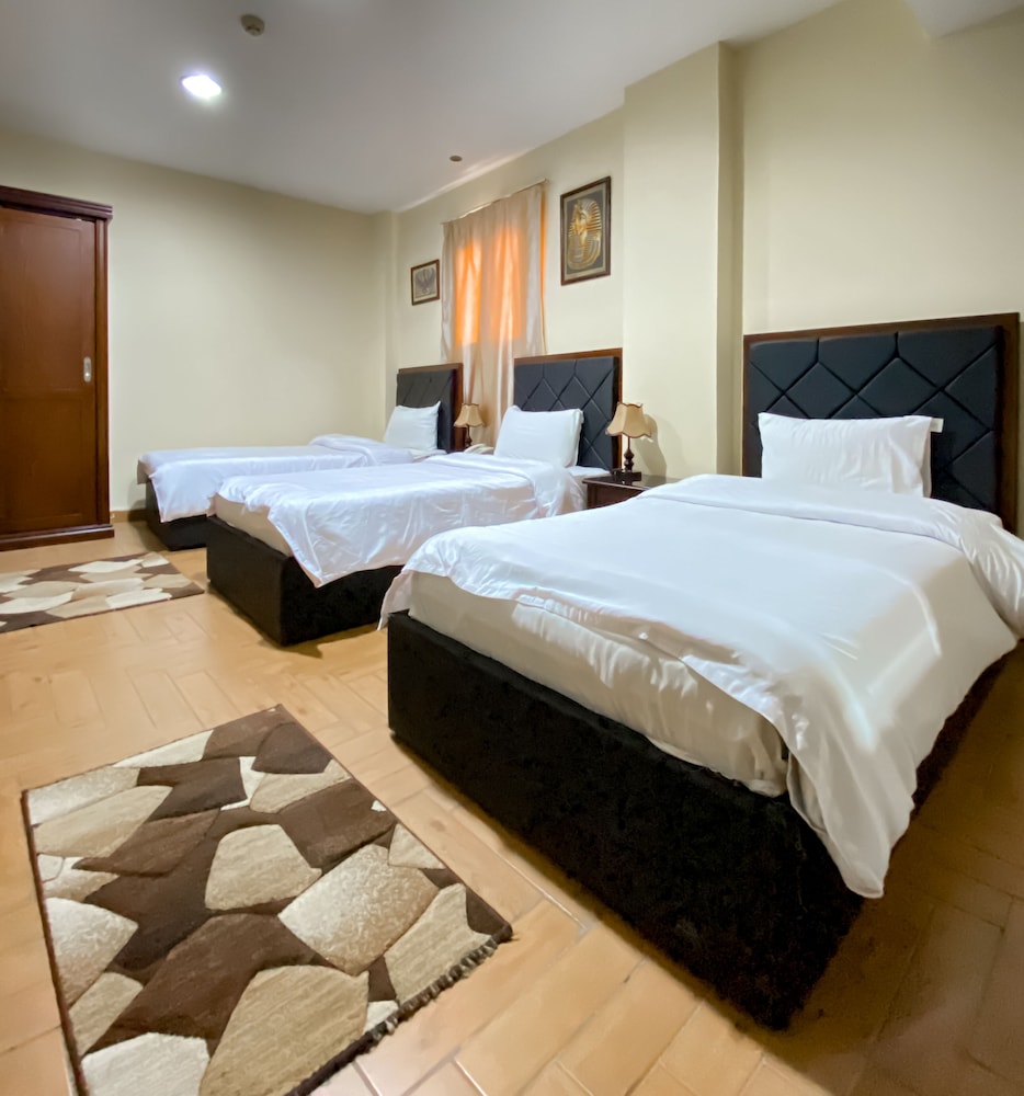 Deluxe Triple Room -pyramid view photo 1