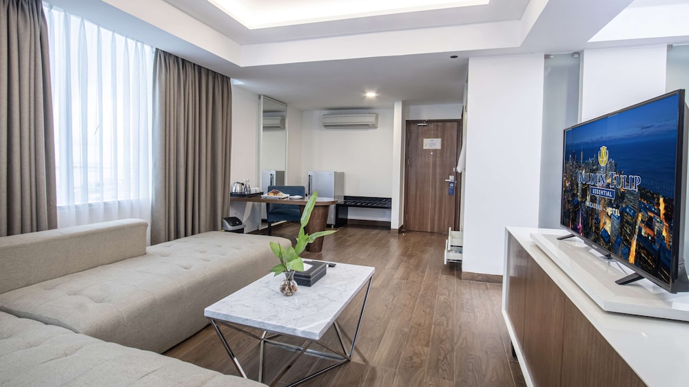 Business Suite, 1 King Bed photo 3