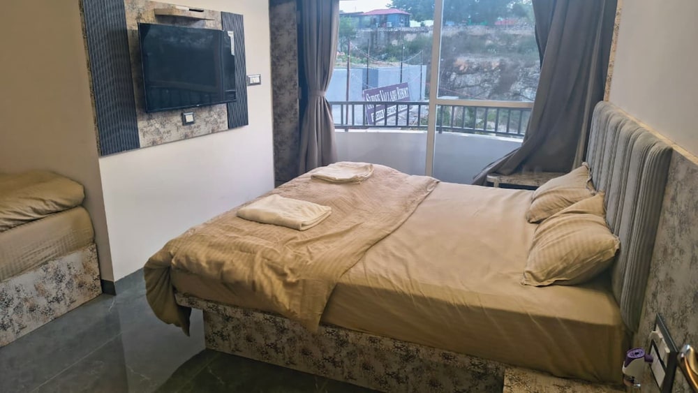 Classic Triple Room, City View photo 1