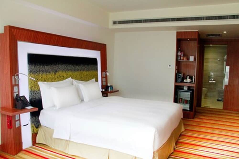 Superior Room, 1 King Bed - Photo 7