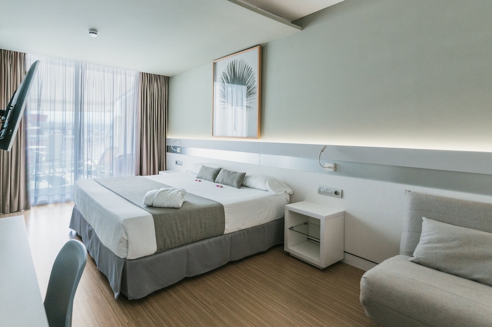 Suite, 1 King Bed, Terrace, Beachfront thumbnail 6