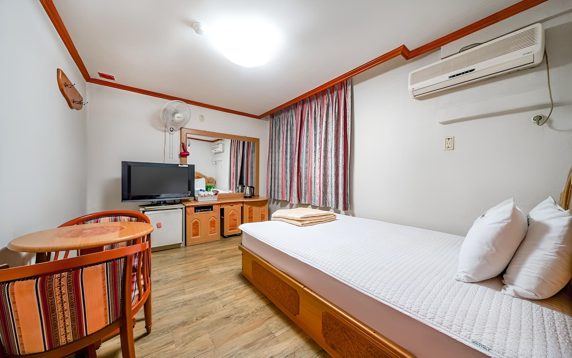 Room (Standard Room) - Photo 1