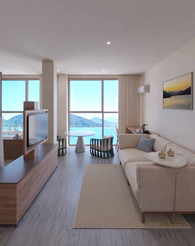 Deluxe Suite, 1 King Bed, Sea Facing