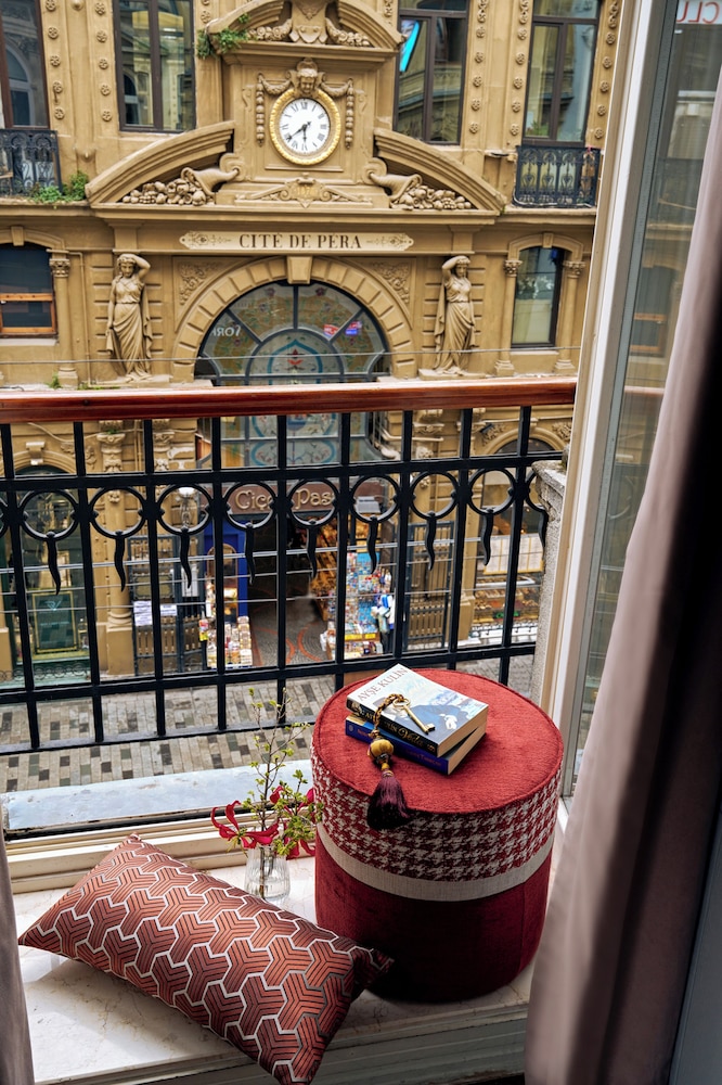 Deluxe Room with Istiklal Avenue View photo 3