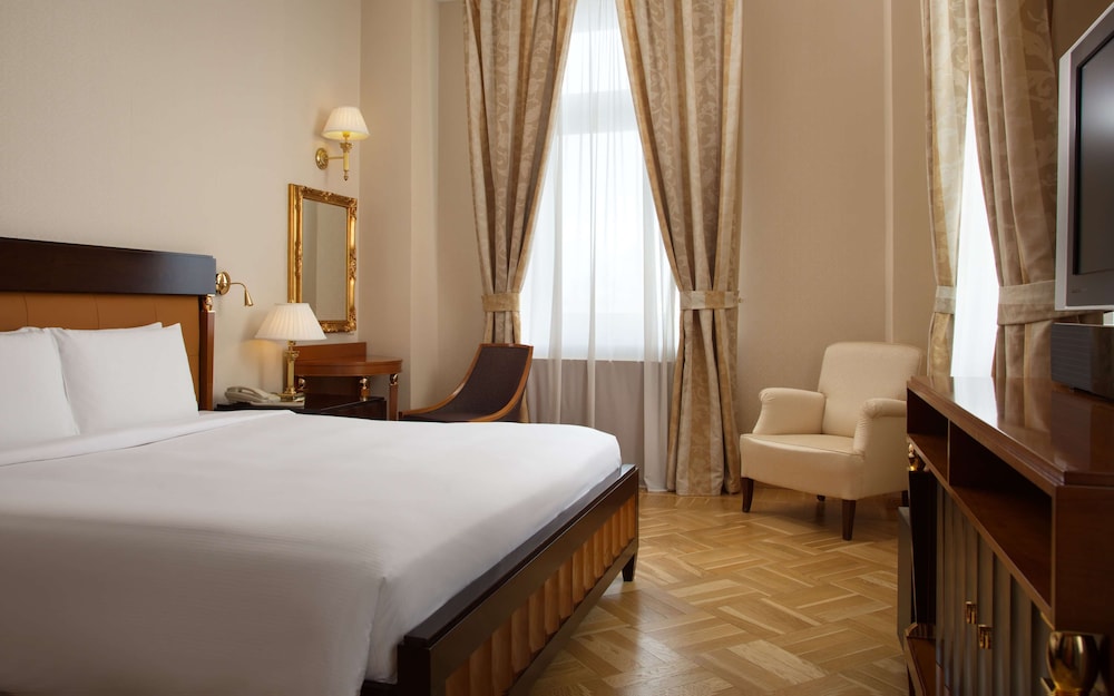 Suite, 1 King Bed (Ambassador)