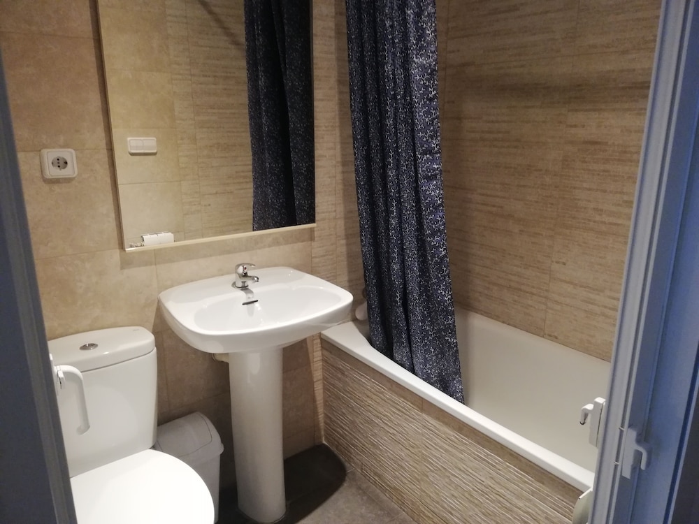 Double Room, 2 Twin Beds, Shared Bathroom photo 3