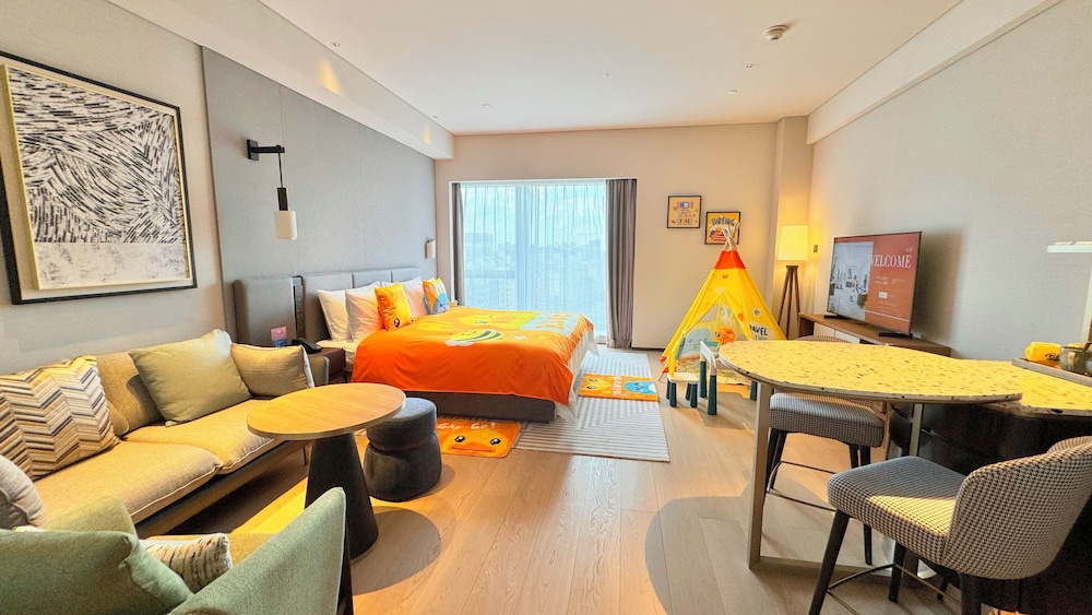 Family Room, 1 King Bed photo 1