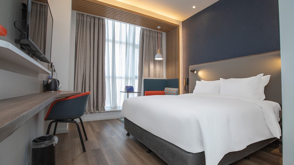 Standard Room, 1 King Bed, Non Smoking (Extra Floor Space) photo 3