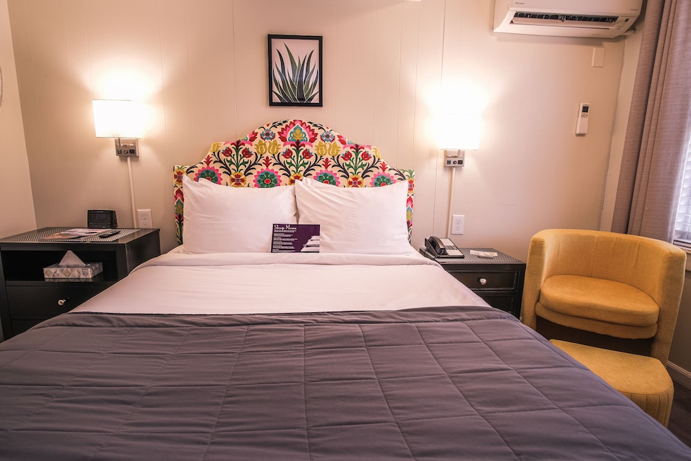 One Full Bed - Room 0