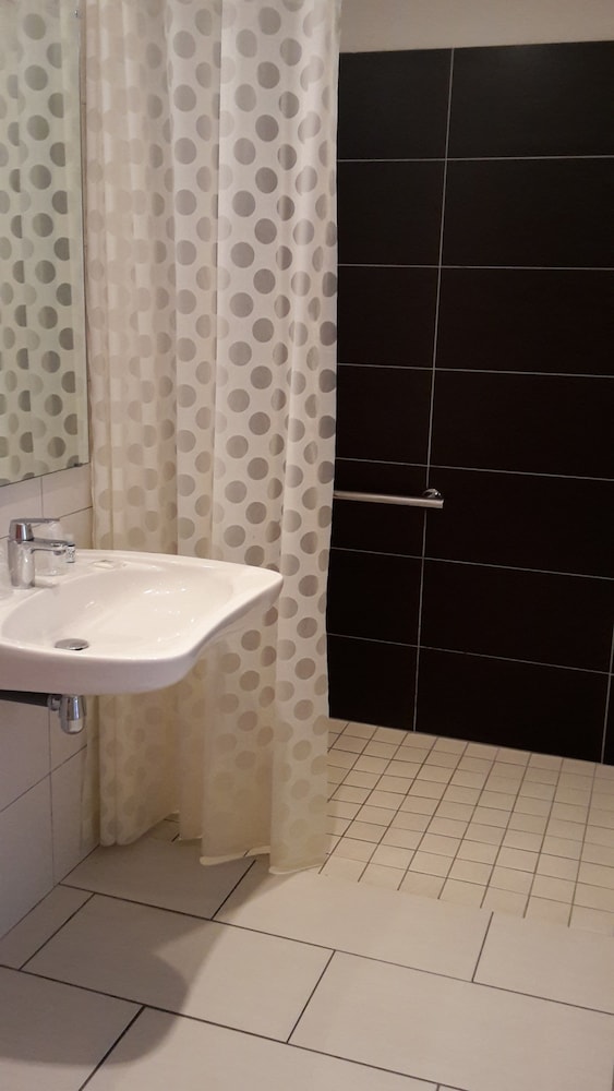 Standard Room, 1 Queen Bed, Accessible, Courtyard View photo 2