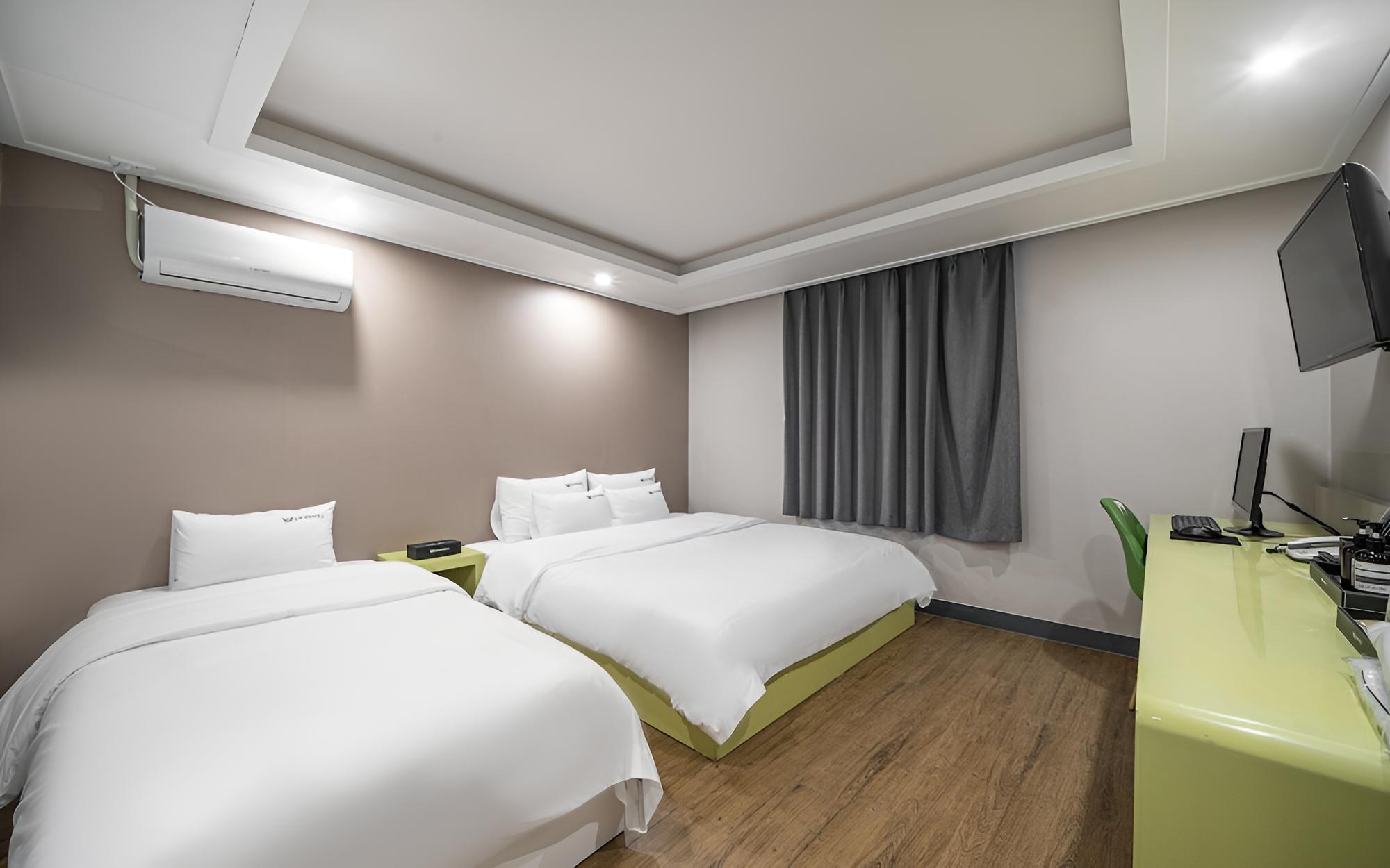 Room (Twin) - Photo 1