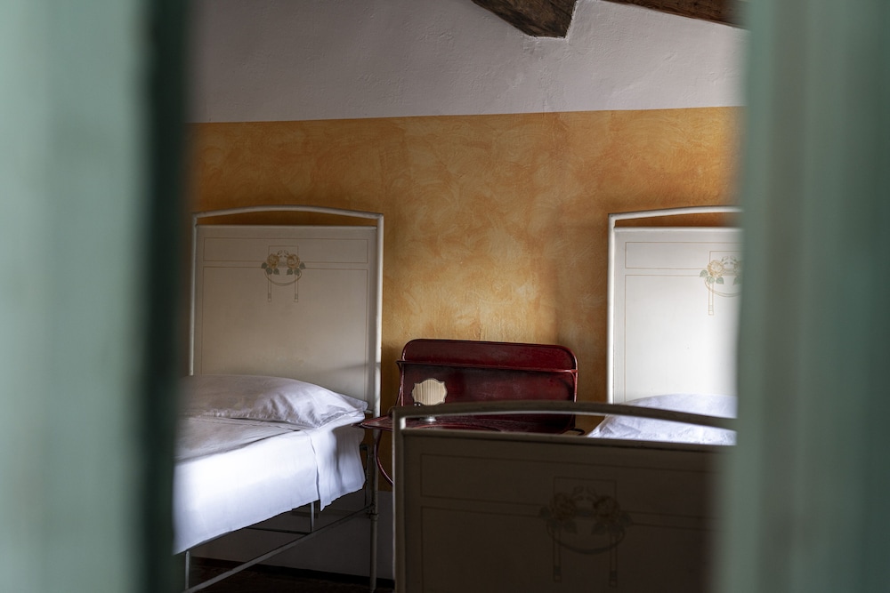 Classic Apartment, 2 Bedrooms, Terrace, Garden View (Solaio)