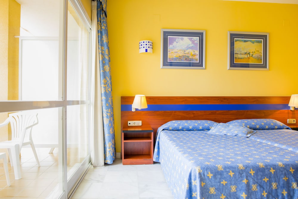 Habitación Doble Superior con Terraza (3 adultos y 1 niño)
