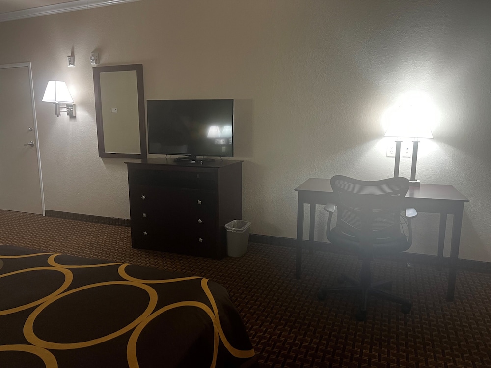 Standard Room, 2 Queen Beds, Smoking - Photo 8