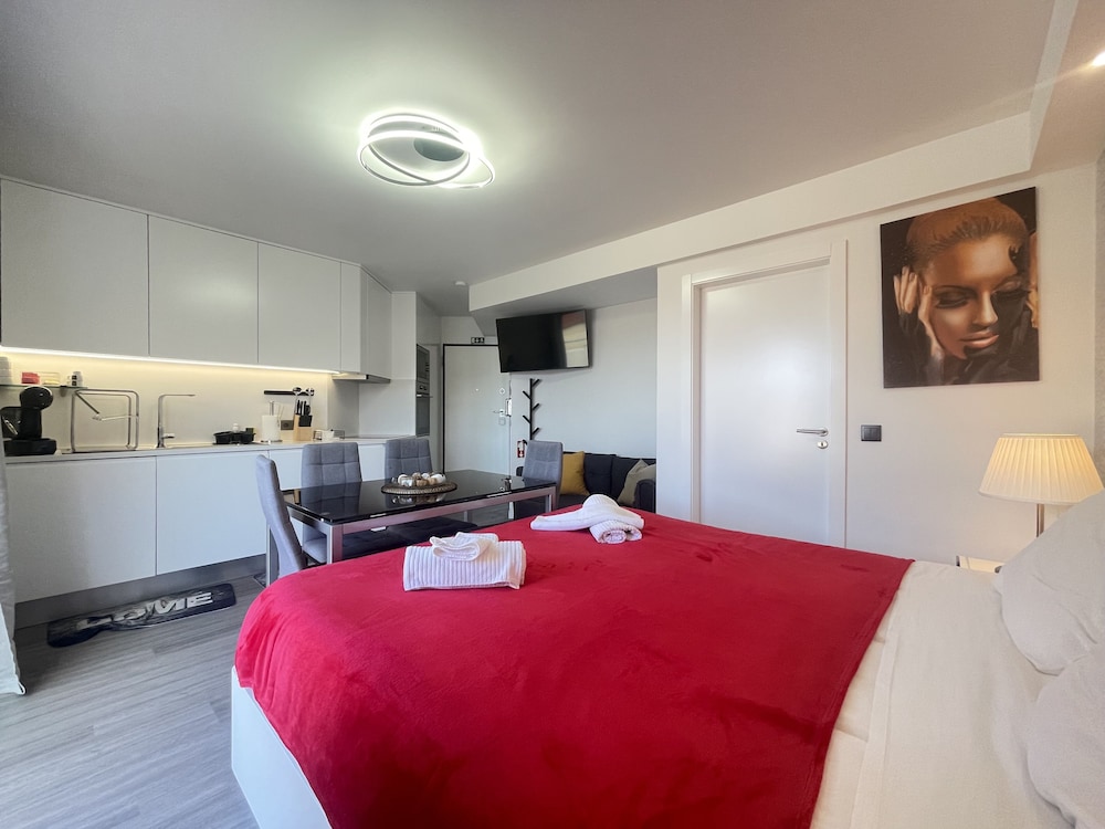 Deluxe Apartment, 1 Queen Bed with Sofa bed, Kitchen, Partial Sea View photo 2