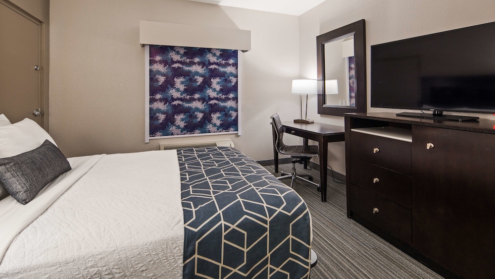Standard Room, 1 Queen Bed, Refrigerator & Microwave - Photo 2