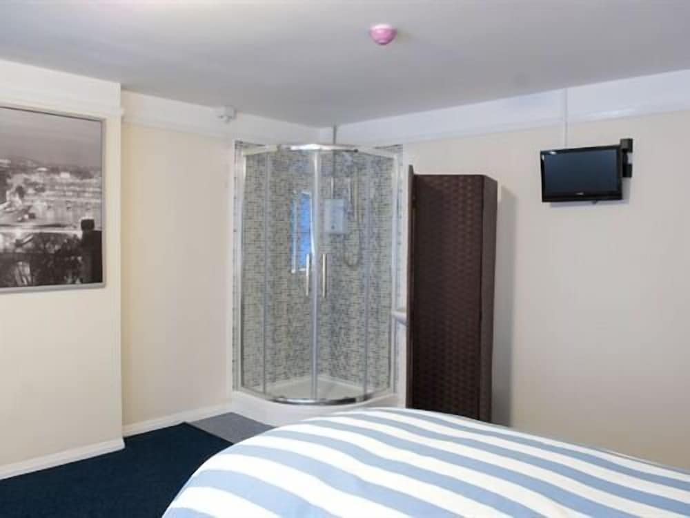 Double or Twin Room, Ensuite ( (Shower & Basin)) photo 3