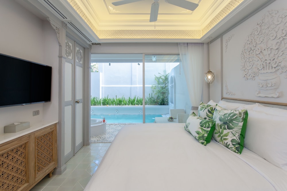 The Junior Pool Suite