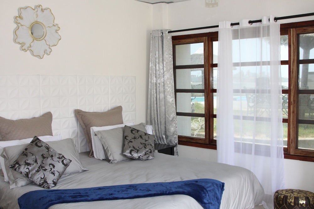 Suite, Partial Sea View (Queen) photo 1