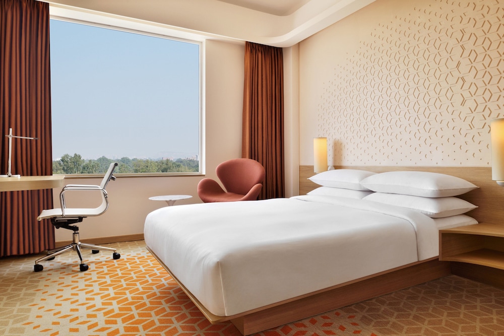Suite, 1 Queen Bed (City View)