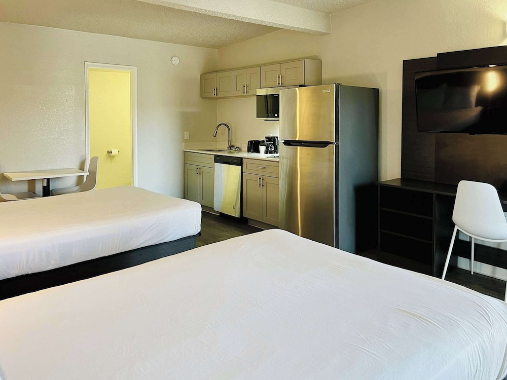 Standard Suite, 2 Double Beds, Non Smoking, Kitchen photo 3