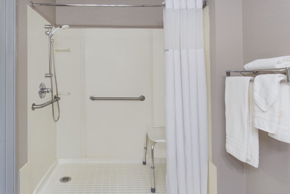 Room, 1 Queen Bed, Accessible, Non Smoking (Mobility) - Photo 2