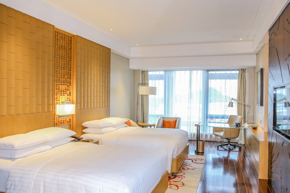 Deluxe Room, 2 Twin Beds, Smoking, Ocean View photo 1