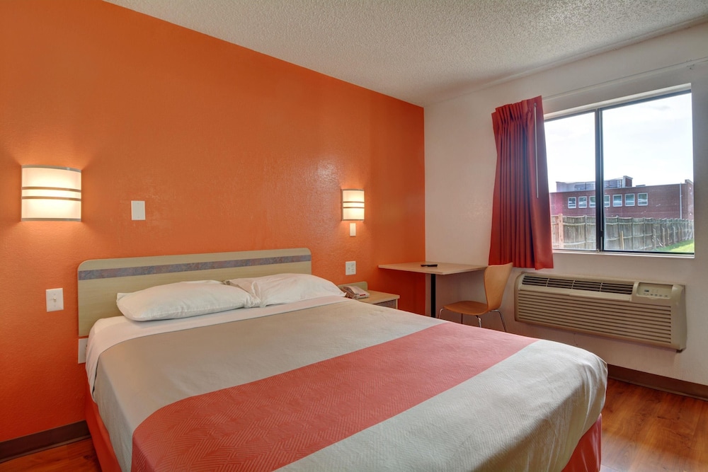 Deluxe Room, 1 Queen Bed, Accessible, Non Smoking