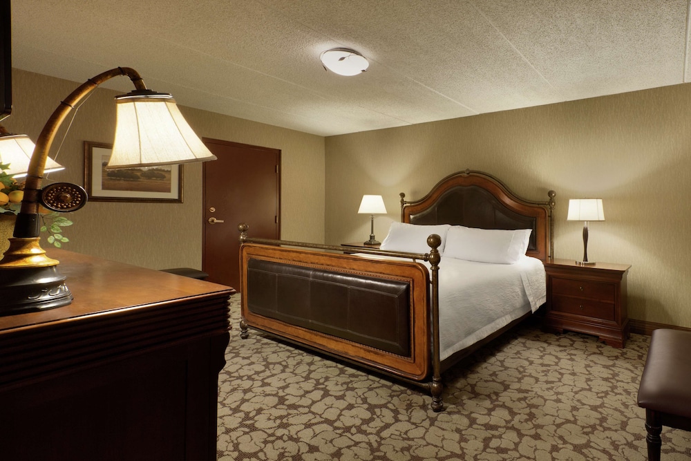 Suite, 1 King Bed, Separate Living Area, Hearing Accessible (Hickory Suite)