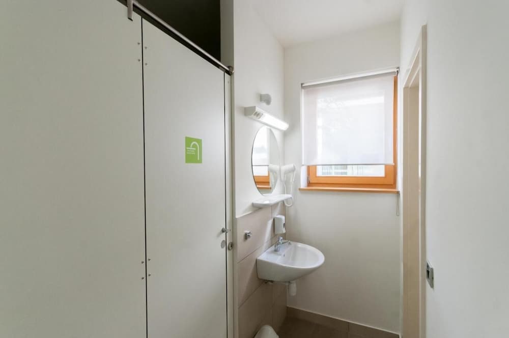 Economy Twin Room With Shared Bathroom photo 2